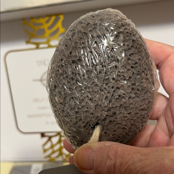 Spa Set Giftbox NWOT Exfoliate, Sponge, Gloves & Lava Pumice - Picture 9 of 10